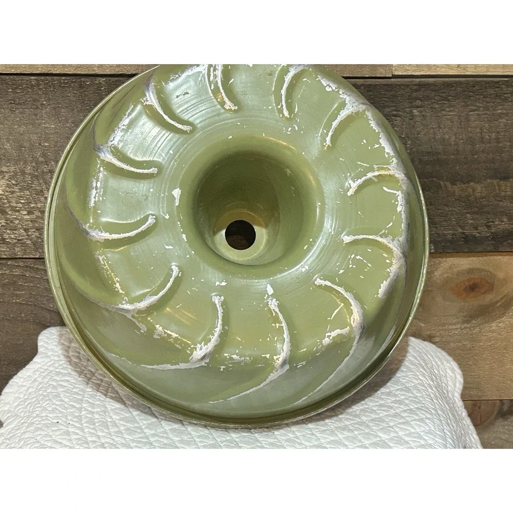 Vintage Avocado Green Aluminum Fluted Tube Mold Bundt Cake Pan 10